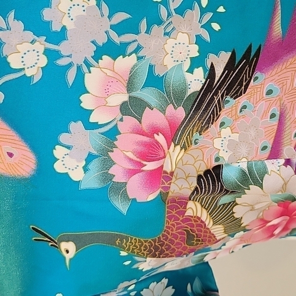 Kimono type negligee with peacocks.  Zippers up the side with snaps and buttons. - Picture 4 of 9